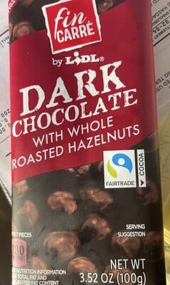 Dunkle Schokolade mit ganzen Haselnüssen