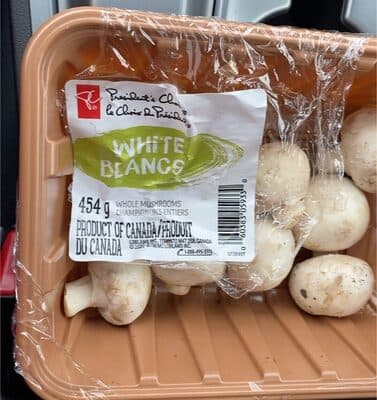 Champignons entiers blancs