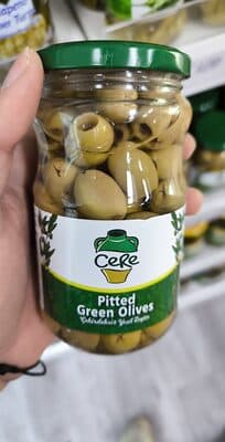 Cere pitted green olives