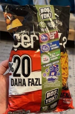 Cheese and onion-flavored corn chips