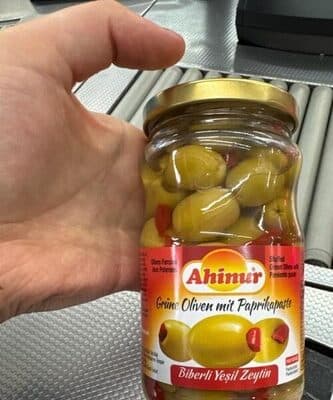 Grüne Oliven mit Paprika