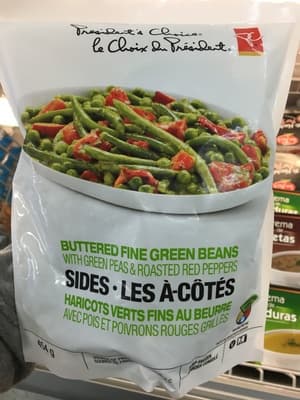 Haricots verts fins au beurre avec pois et poivrons rouges grillés