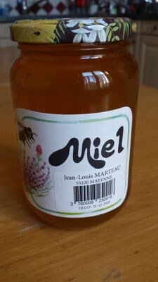 Miel mis en pot par l'apiculteur