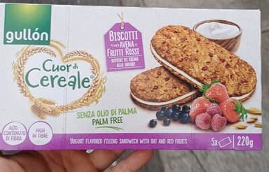 Cuore di cereale. Biscotti di avena con frutti rossi