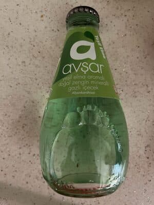 Yeşil elma aromalı doğal zengin mineralli gazlı içecek