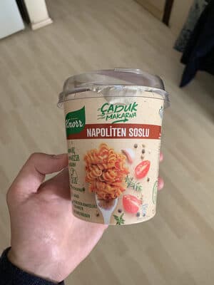 Çabuk makarna Napoliten soslu